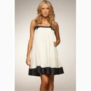 Diane Von Furstenberg Silky Sleeveless Black and White Dress with bows Size 10.